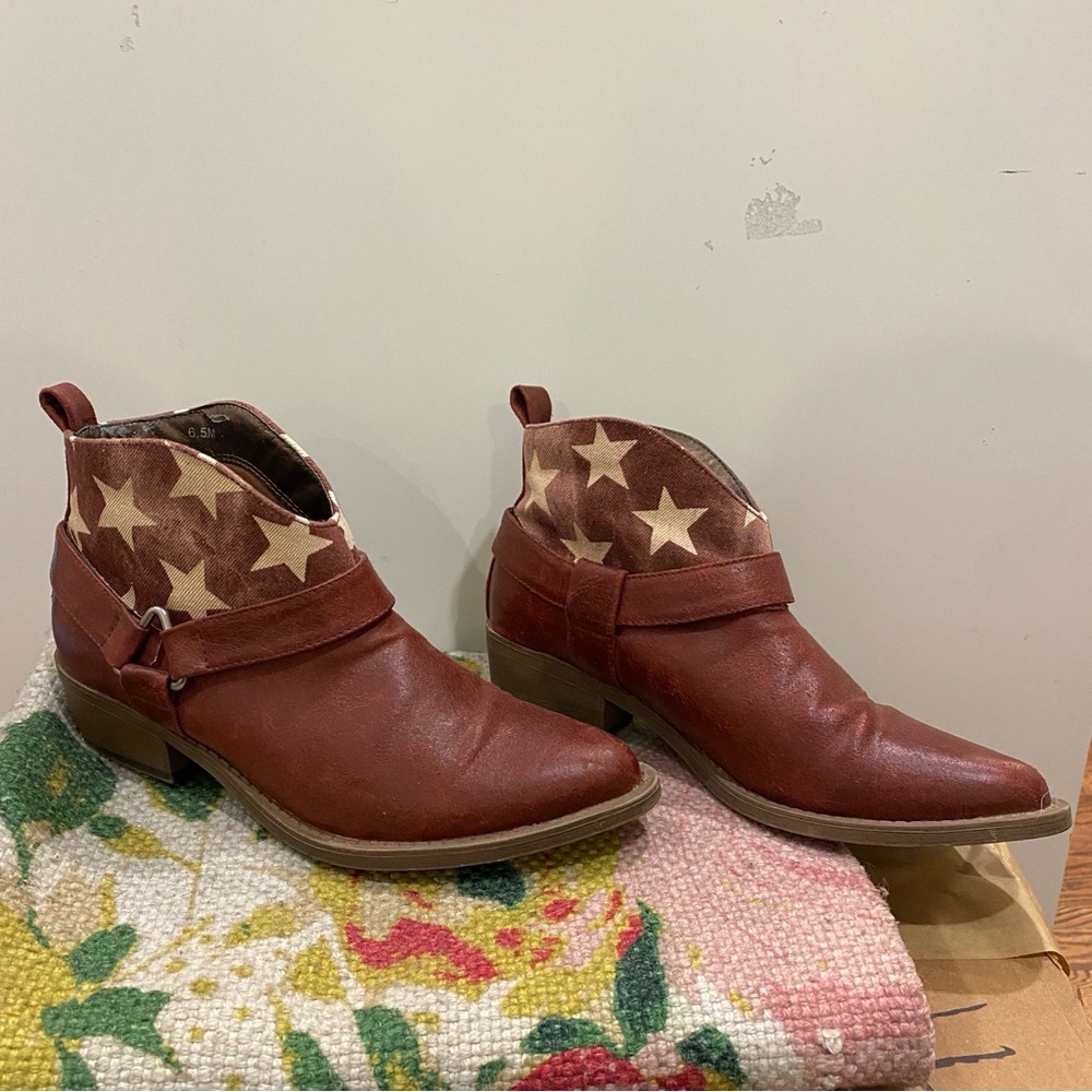 Coconuts red burgundy stars faux leather low cowboy boots cowgirl shoes 6.5